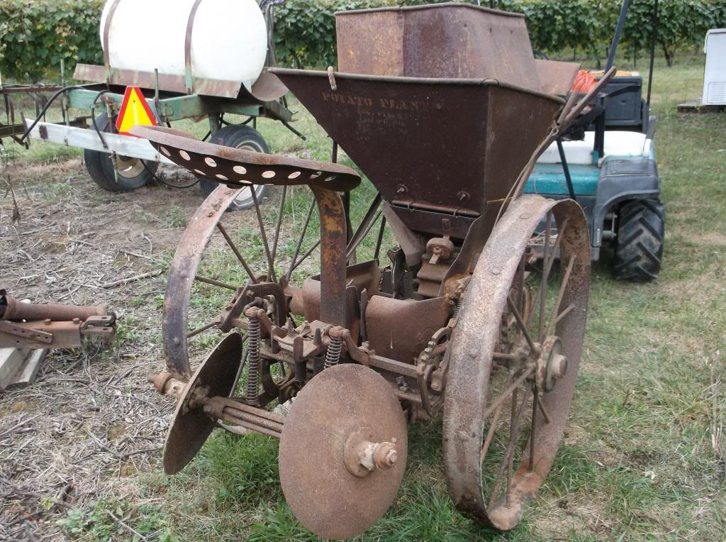 IH one row potato planter - Yesterday's Tractors